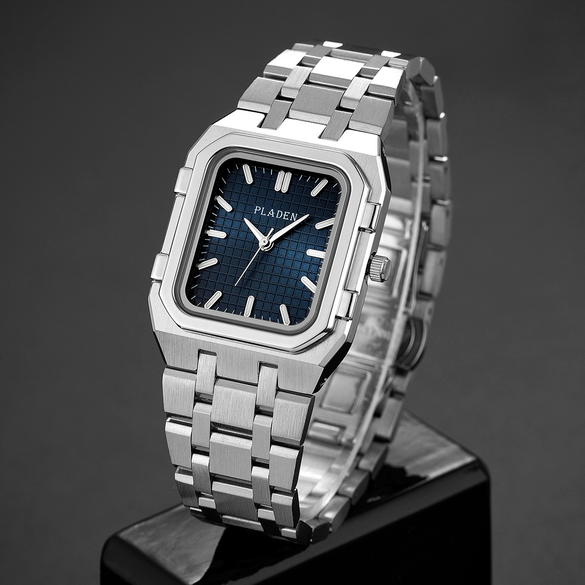 Luxury Watch Magazine - العلامة التجارية الفاخرة الأزرق الهاتفي رجل