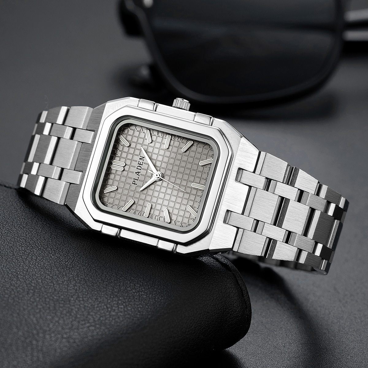 العلامة التجارية الفاخرة الأزر - مراجعة Luxury Watch Magazine وسعره