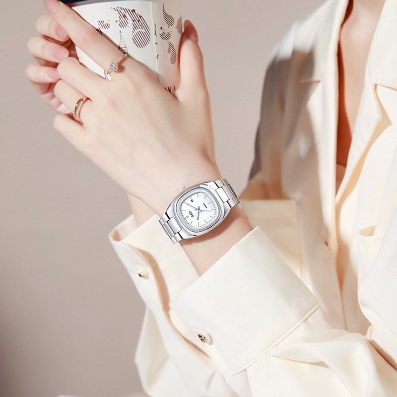 ساعة يد نسائية أنيقة من UTHAI  - مراجعة Luxury Watch Deals وسعره