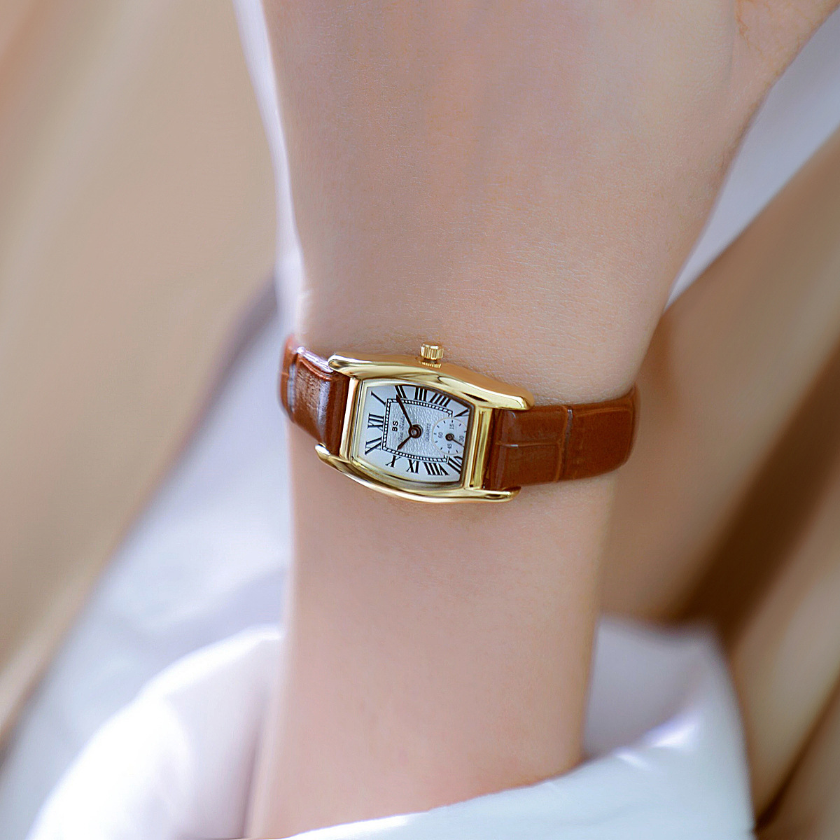 ساعة نسائية من BS متعددة الاست - مراجعة Luxury Watch Cartier وسعره