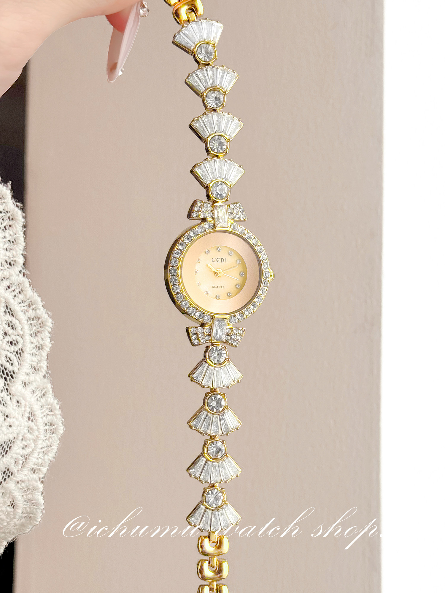 ساعة نسائية بتصميم حورية البحر - مراجعة Luxury Watch Usa وسعره