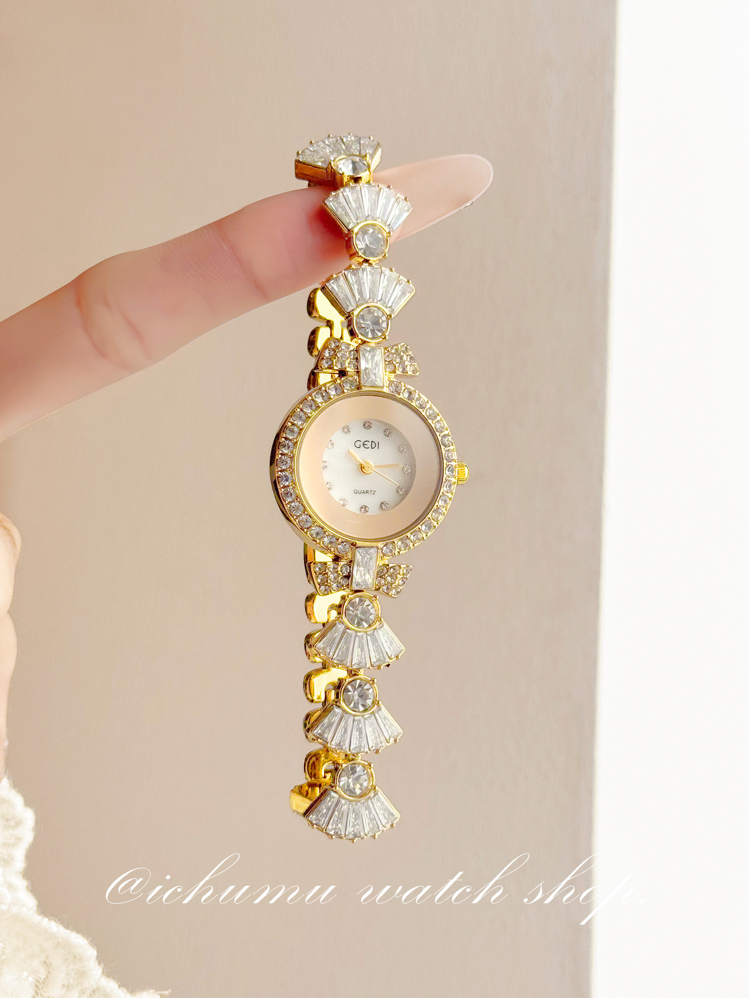 ساعة نسائية بتصميم حورية البحر - مراجعة Luxury Watch Usa وسعره