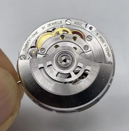ساعة GMT جديدة للرجال بقطر 40  - مراجعة Luxury Watch La وسعره