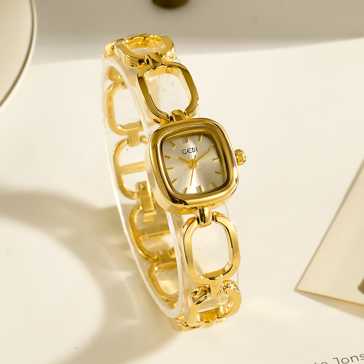 ساعات نسائية من ماركة GEDI، فا - مراجعة Luxury Watch List وسعره