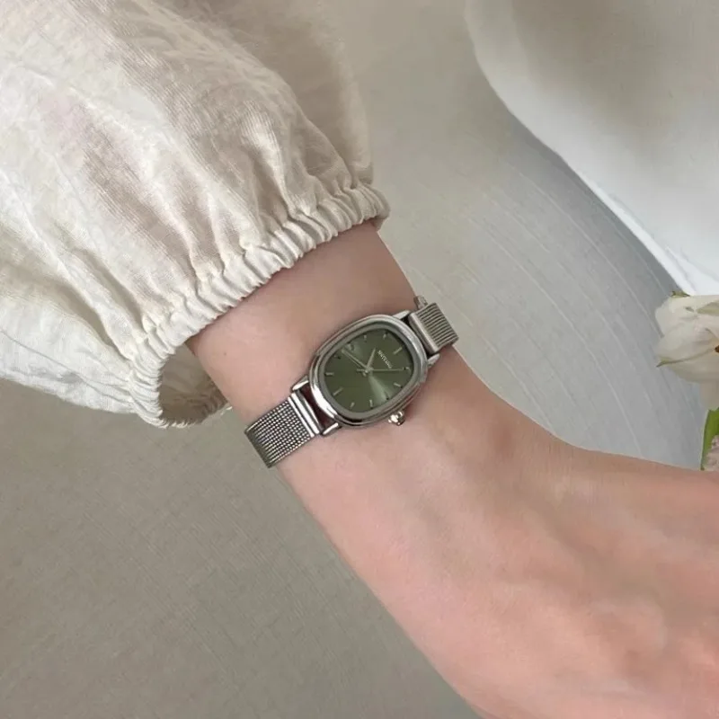 صغيرة البيضاوي الهاتفي الأخضر  - مراجعة Luxury Watch Cartier وسعره