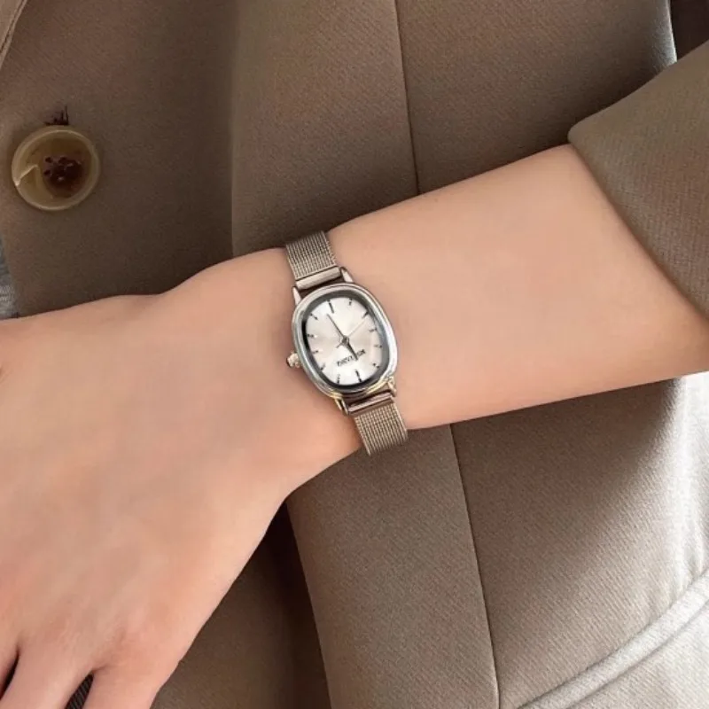صغيرة البيضاوي الهاتفي الأخضر  - مراجعة Luxury Watch Cartier وسعره